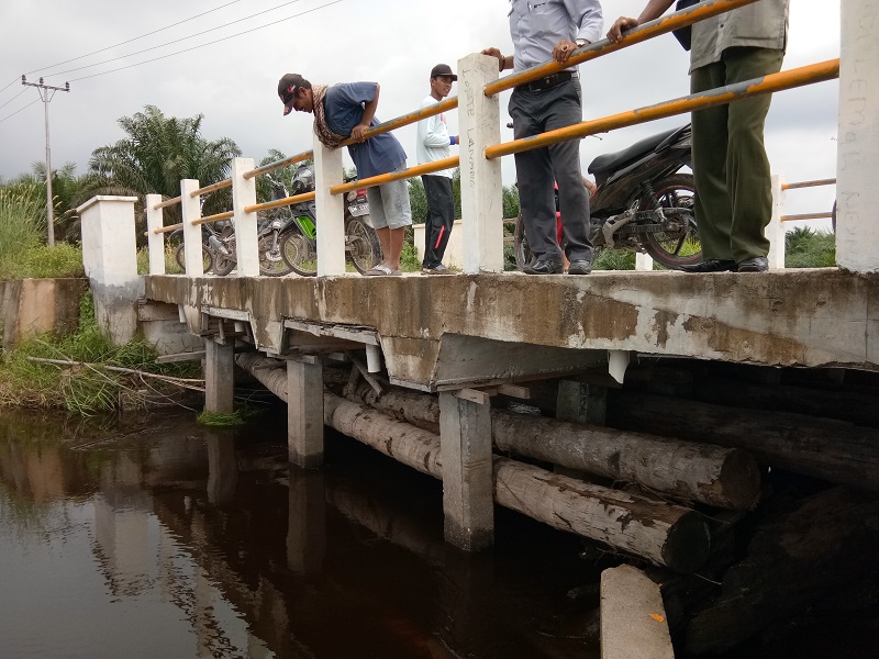 Tumpukan Sampah Material Pembangunan Jembatan Berserakan, Warga Desa Buluh Apo Bengkalis resah