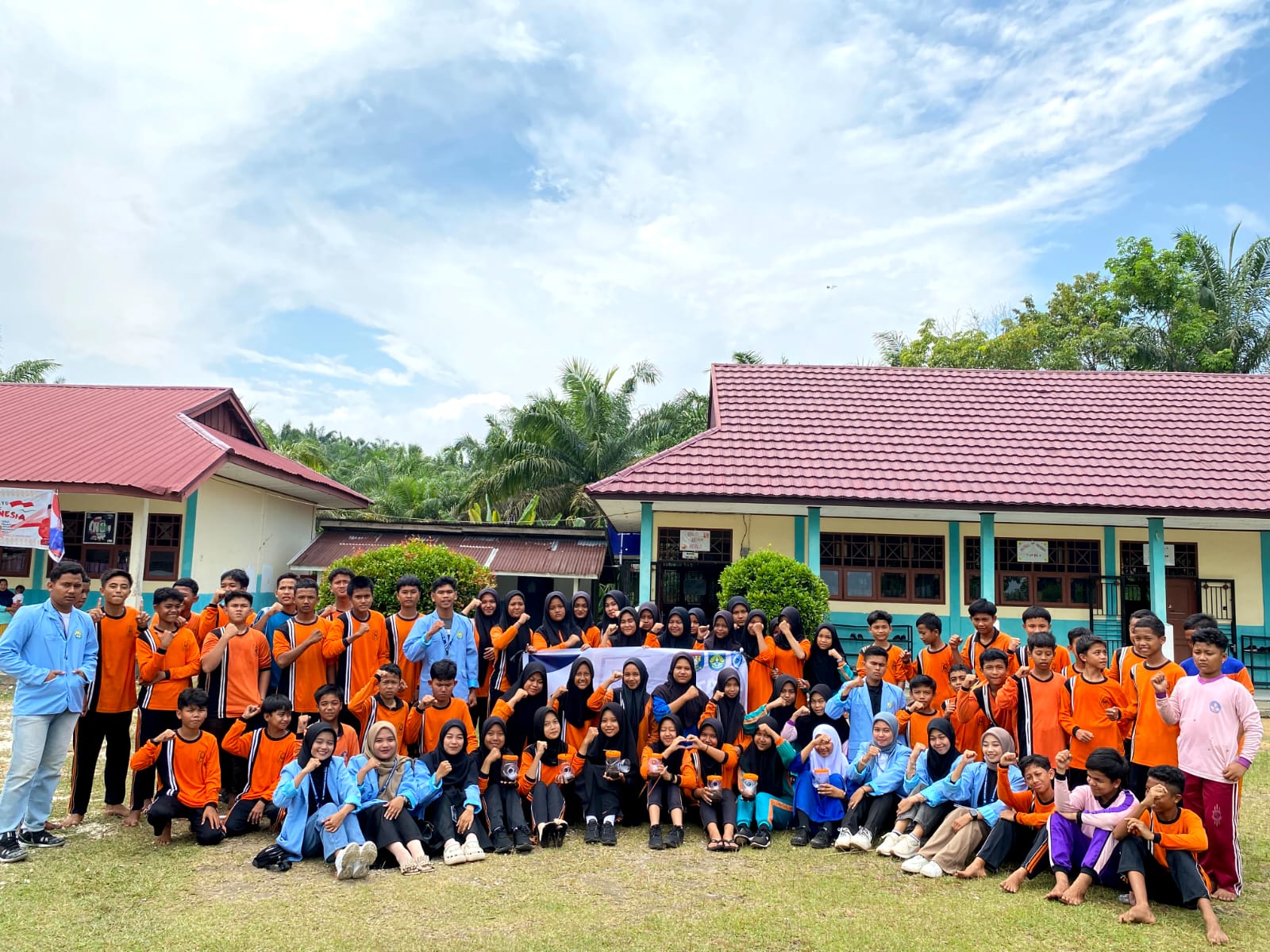 Mahasiswa Universitas Riau Ajarkan Inovasi Perangkap Lalat dari Botol Bekas di SMPN 4 Kampar Kiri Tengah