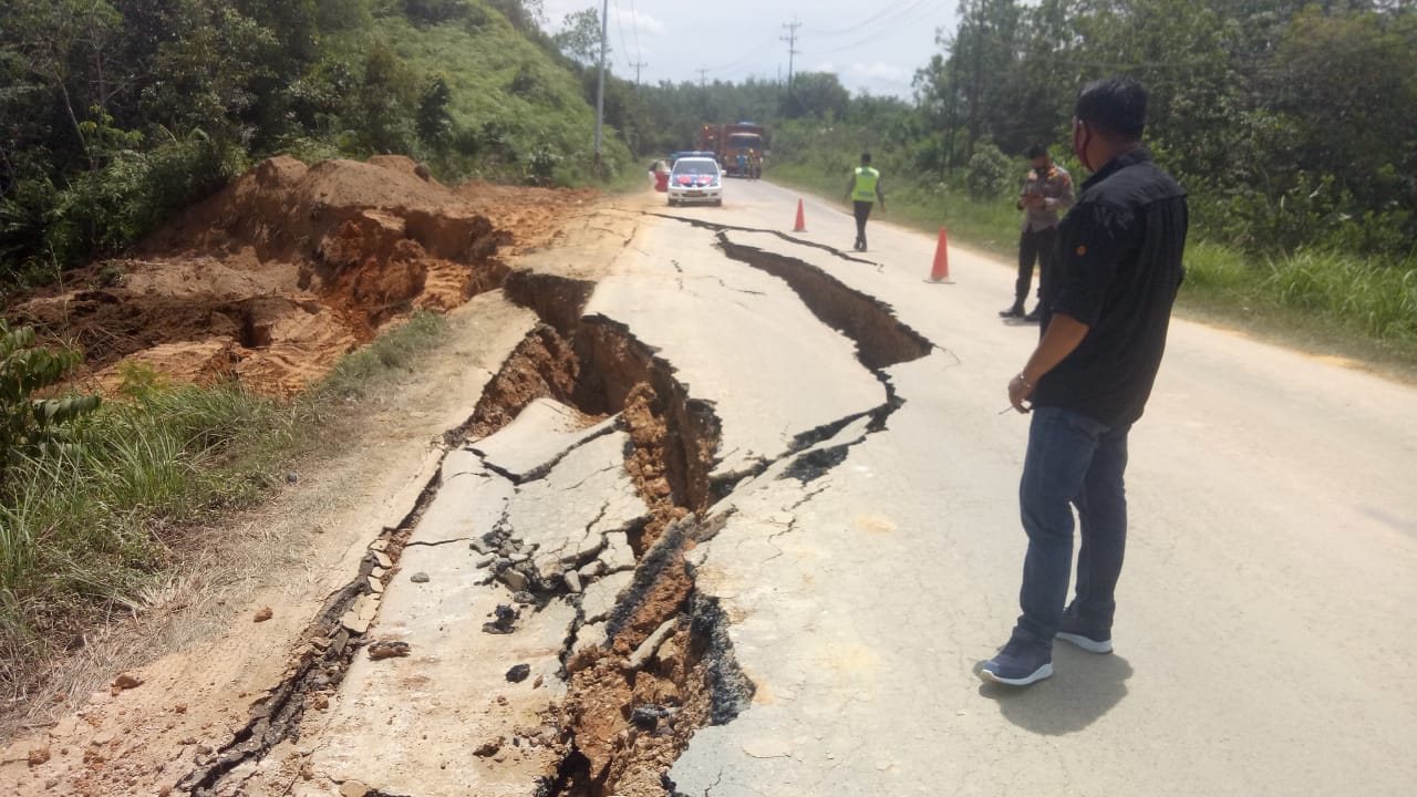 Petugas Berlakukan Buka Tutup Arus Jalan di Saat Jalan Riau-Sumbar Amblas