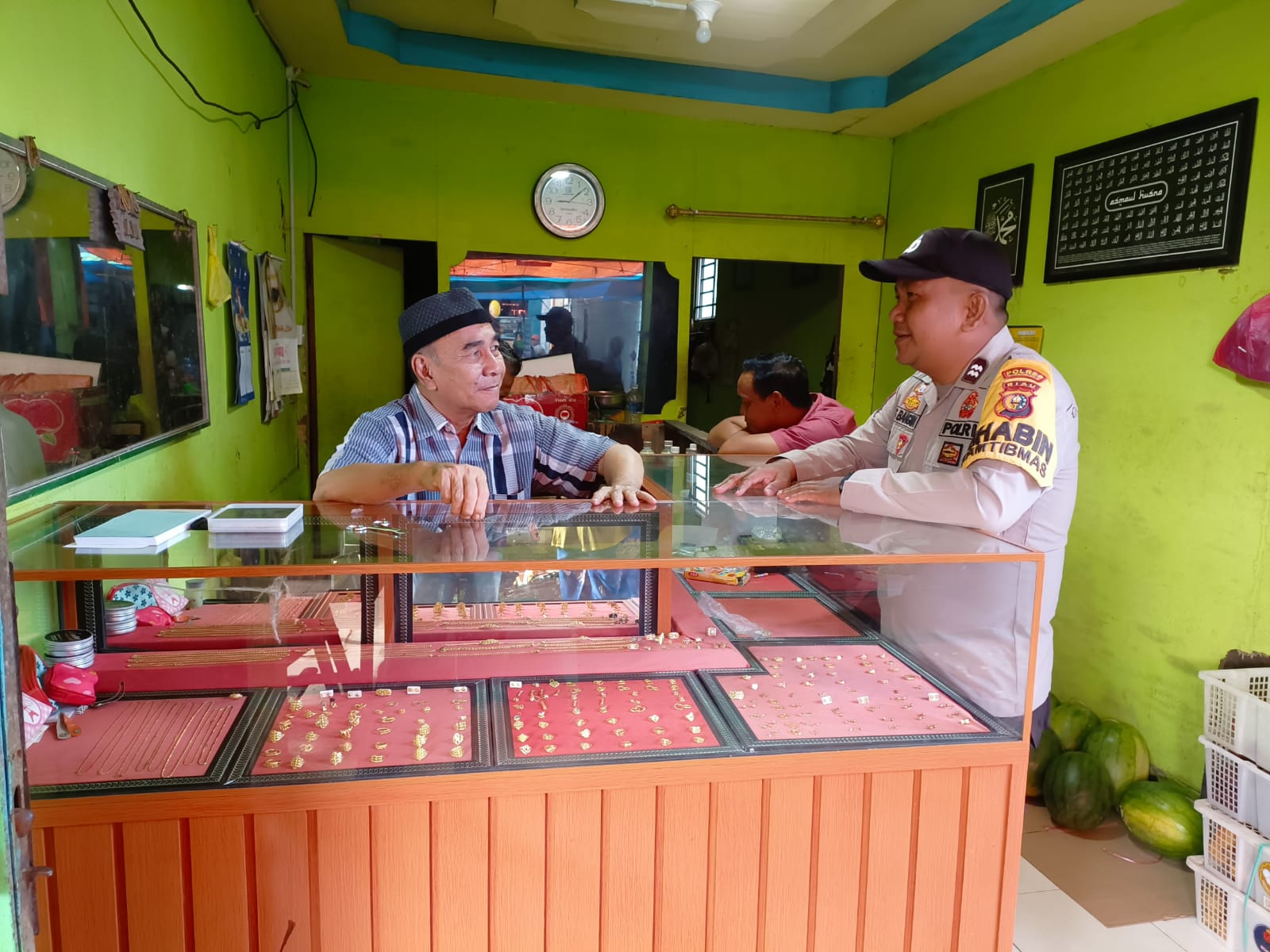 Personel Polsek Gaung Patroli di Pasar Mingguan dan Sosialisasi Penipuan Emas Menjelang Pemilu 2024