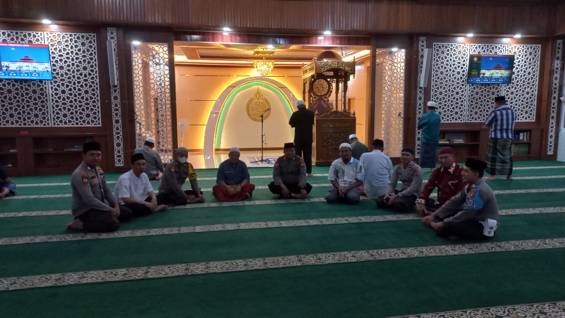 Polres Kuansing Sampaikan Pesan Kamtibmas Jelang Pemilu 2024 Usai Salat Maghrib dan Isya Berjamaah
