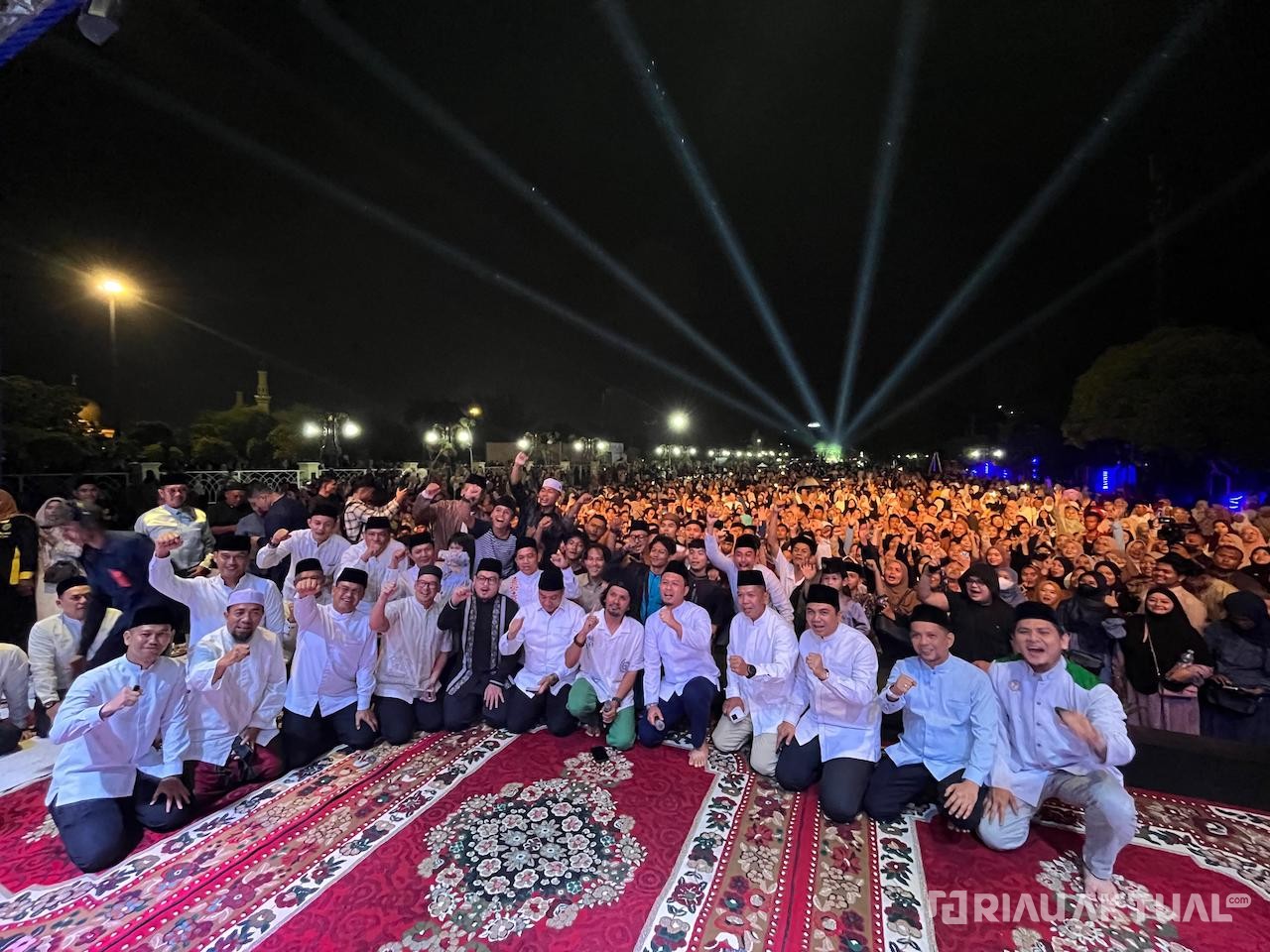 Warga Padati Tabligh Akbar HUT Pekanbaru ke-241, Ustadz Hanan Attaki Jadi Magnet