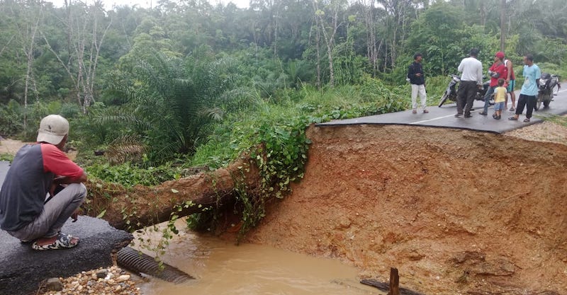 Akses Jalan Putus, Aktivitas SD dan SMP Satu Atap di Sigaruntang Terganggu