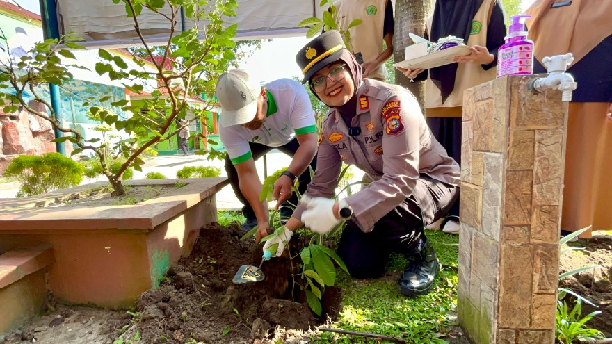 Kapolsek Limapuluh Tanam Pohon Matoa di MTsN 1 Pekanbaru, Dukung Program Green Policing Polda Riau