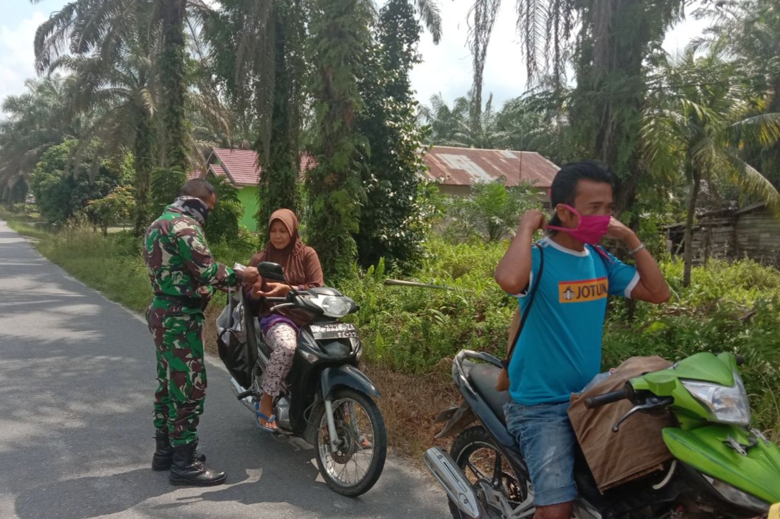 Antisipasi Covid-19, Babinsa Koramil 07/kampar Bagikan Masker Gratis Kepada Pengendara