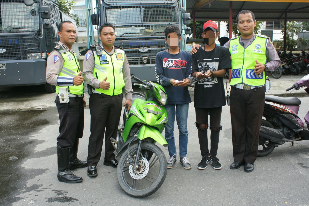 Pengendara Motor Bawa Ganja Terciduk Polantas