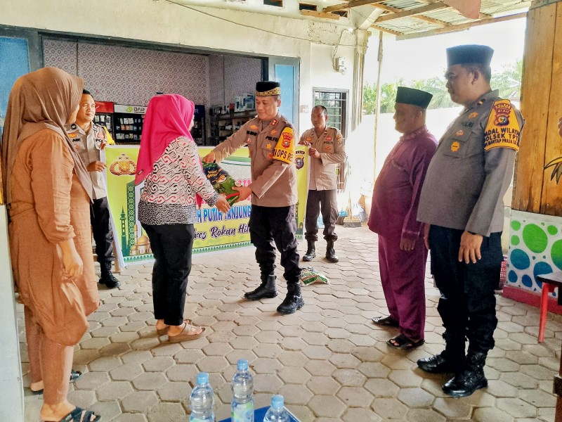 Cooling System Pilkada Damai, Kapolres Rohil Silaturahmi dan Berikan Bantuan Sosial kepada Warga Kurang Mampu