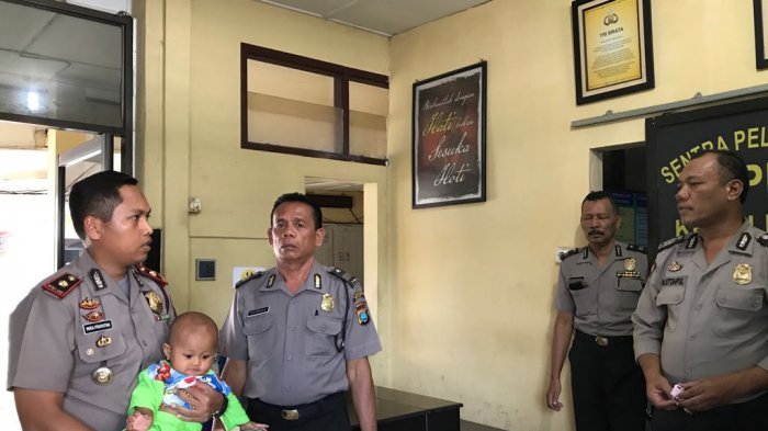 Taruh Bayi di Halte, Wanita Ini Bilang ke Polisi: 'Untuk Bapak Aja'