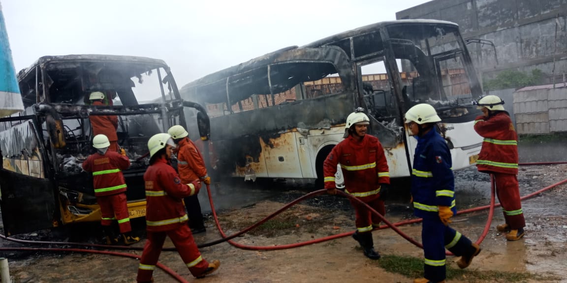 Dua Bus Pariwisata di Pekanbaru Hangus Terbakar