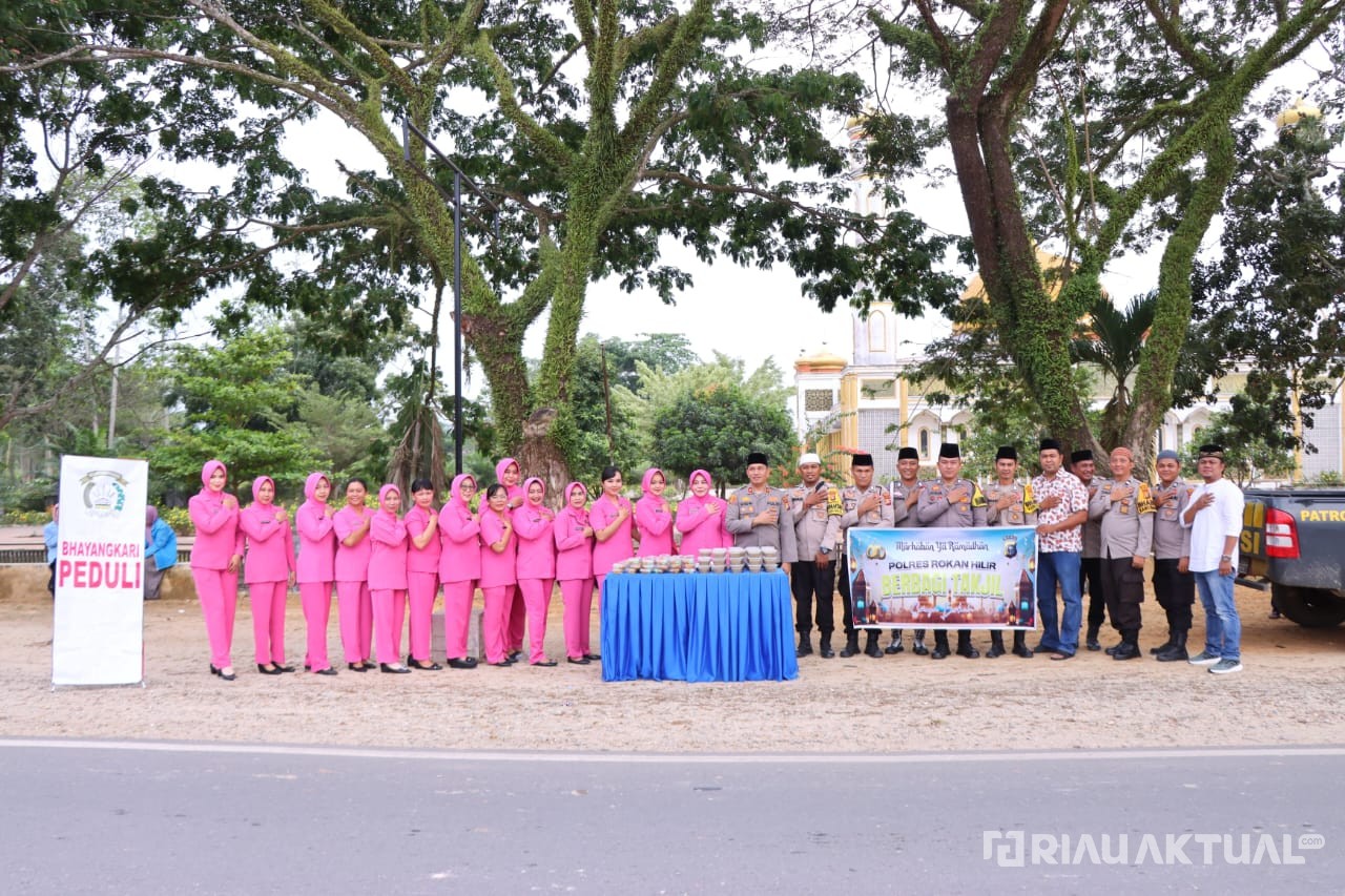 Polri Peduli, Polsek Rimba Melintang dan Bhayangkari Bagikan Takjil untuk Masyarakat