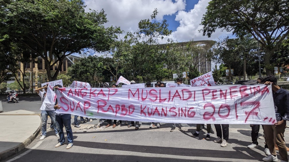 Puluhan Pemuda Demo di Kejati Riau, Desak Penuntasan Dugaan Korupsi DPRD Kuansing