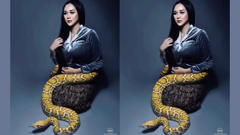 Potret Aura Kasih Jadi 'Ratu Ular', Cantik Berkebaya dan Rok Batik