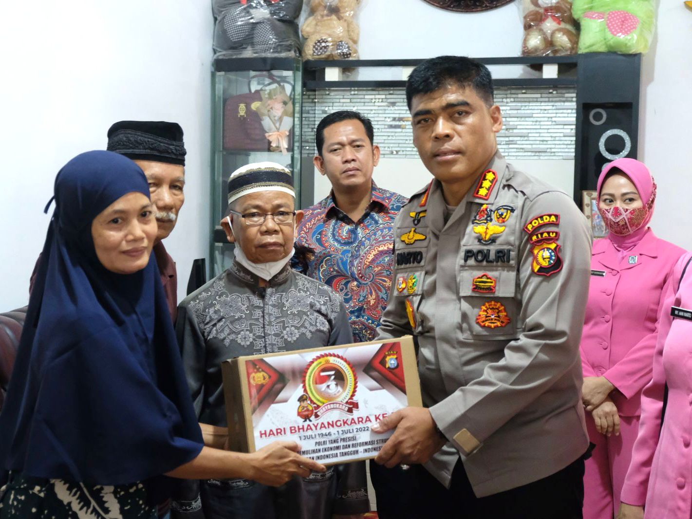 Sempena Hari Bhayangkara ke 76, Tim Anjangsana Polda Riau Sambangi Keluarga Jurnalis