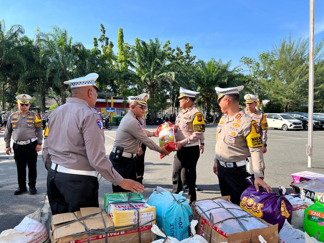 Personel Ditlantas Polda Riau Patungan Galang Bantuan Kemanusiaan untuk Korban Banjir dan Longsor