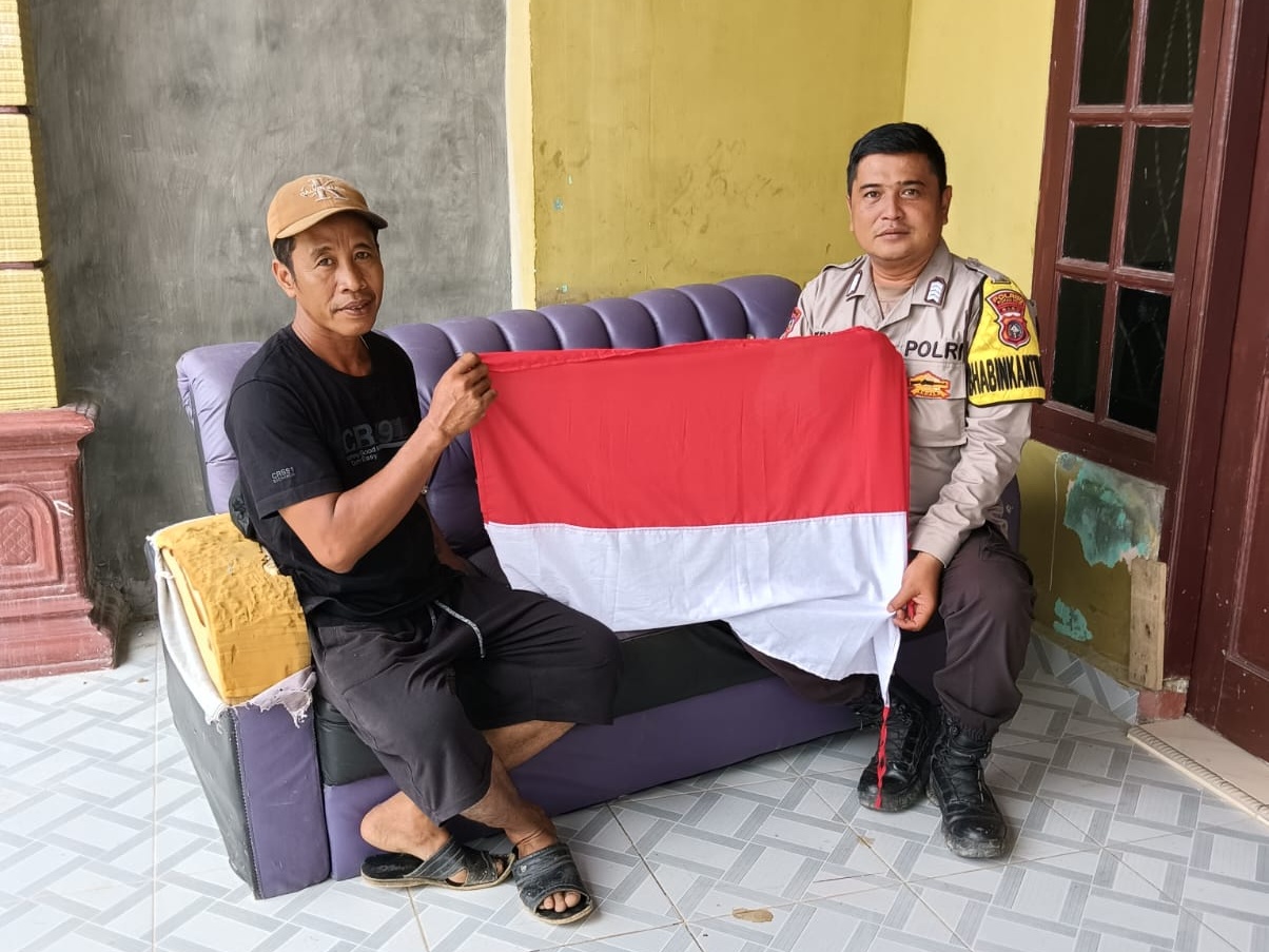 Cinta Tanah Air, Polsek Rimba Melintang Bagikan Bendera Merah Putih Sambut HUT ke-80 RI