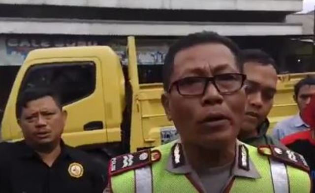 Polisi Diduga Tendang Buruh Wanita yang Berdemo, Wajahnya Terekam Kamera