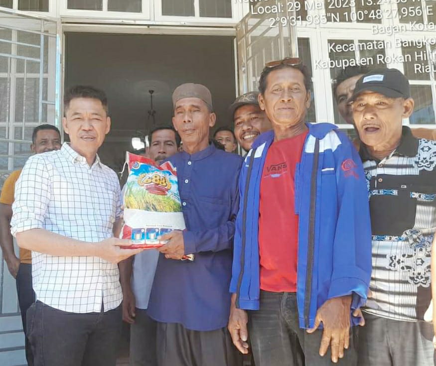 Bupati Rohil Serahkan Bantuan untuk Masyarakat Pekerja Kayu