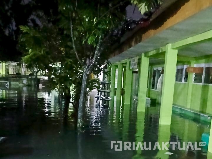 Tak Hanya Jalan dan Pemukiman, SMA di Pekanbaru Ini Juga Terendam Banjir
