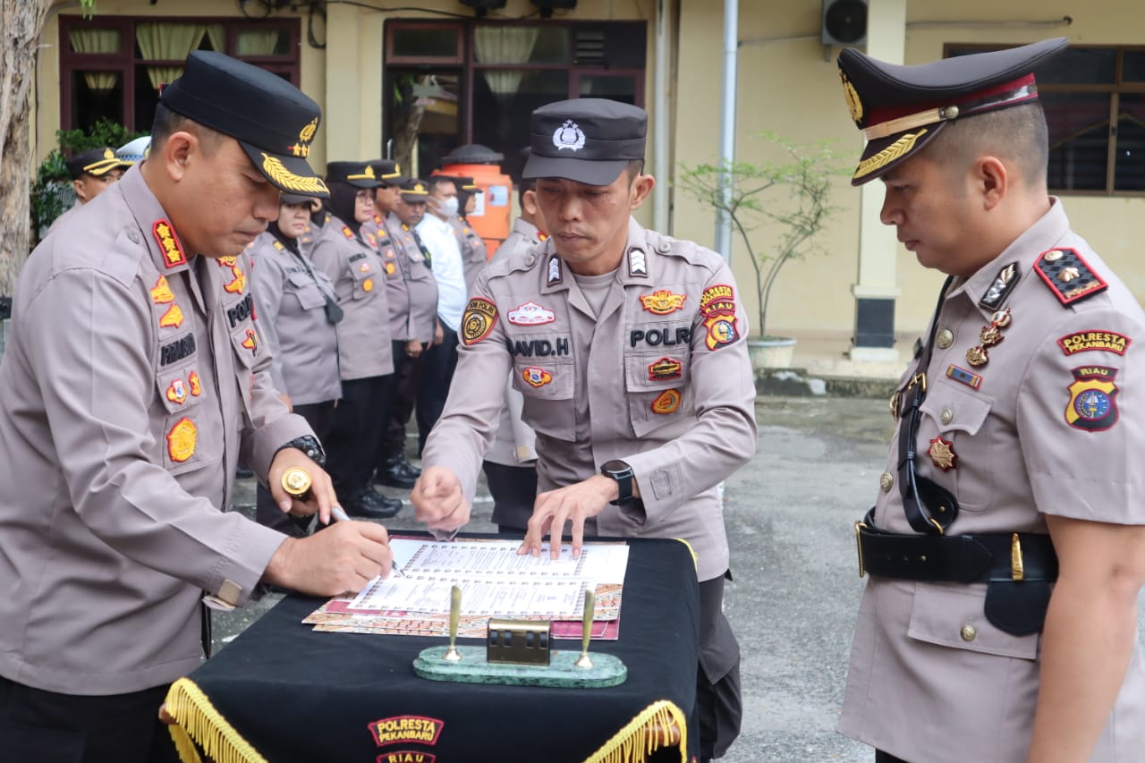 Kapolresta Pekanbaru Sertijab Kasat Lantas, Kasat Resnarkoba, dan Kapolsek Sukajadi