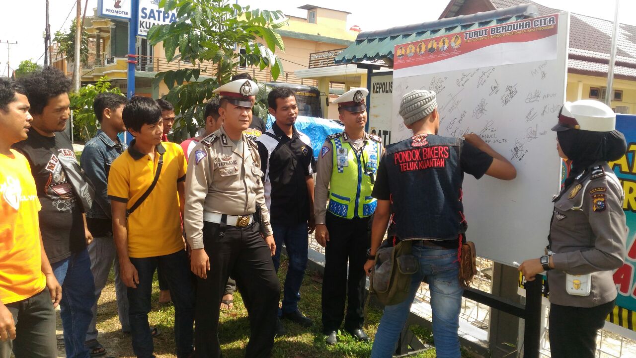 Tanda Solidaritas Terhadap Anggota Polri yang Gugur Club Motor Kuansing Bubuhi Tanda Tangan