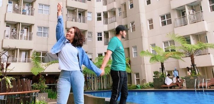 Foto Lepas Hijab Bareng Suami, Elly Sugigi : Maaf ya Semua