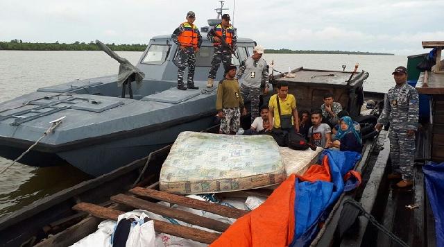 Lanal Dumai Tangkap Kapal Muatan TKI Ilegal
