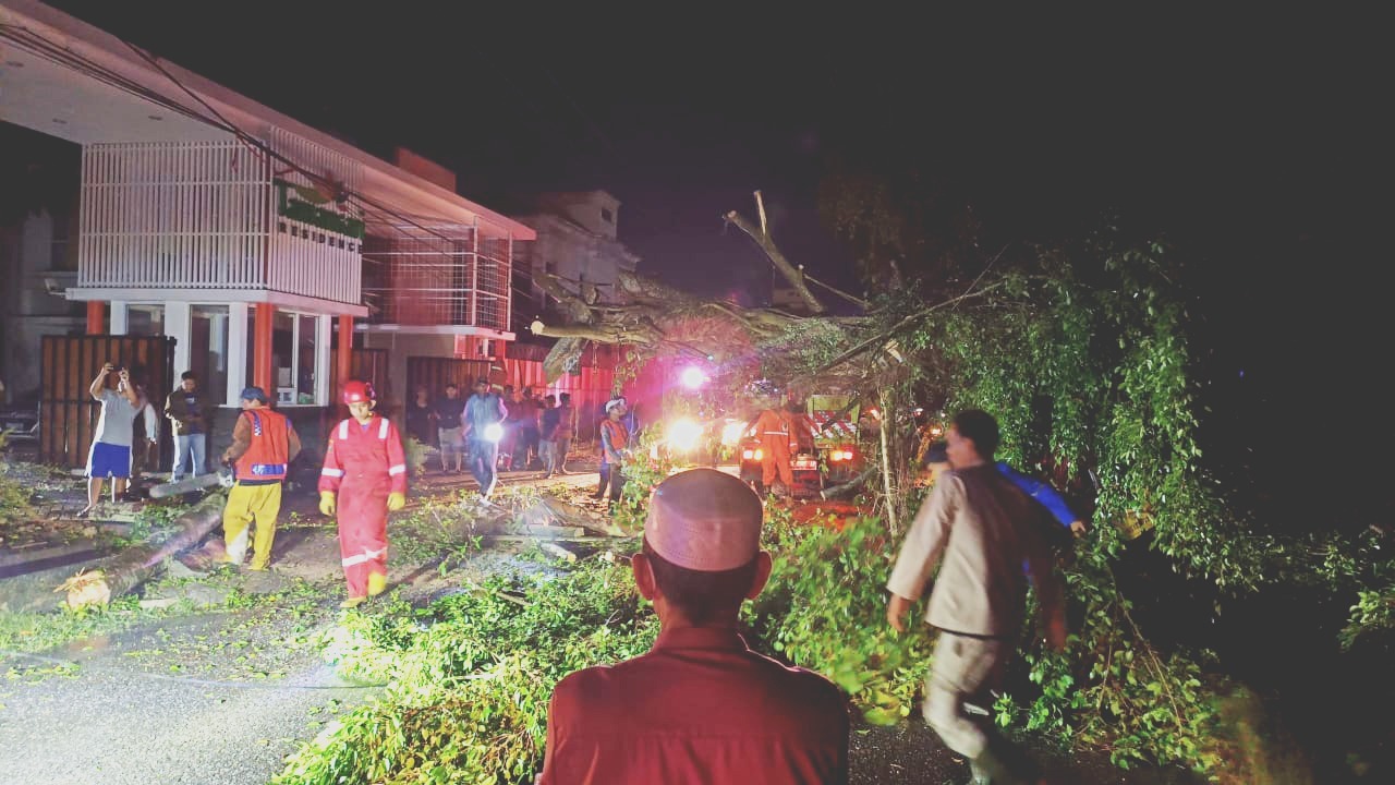 Terdampak Akibat Cuaca Ekstrem, PLN Gerak Cepat Pulihkan Gangguan Listrik di Riau