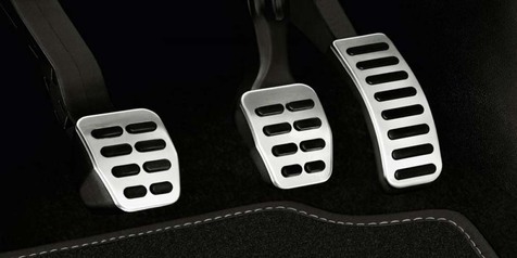 7 Larangan Saat Nyetir Mobil Manual