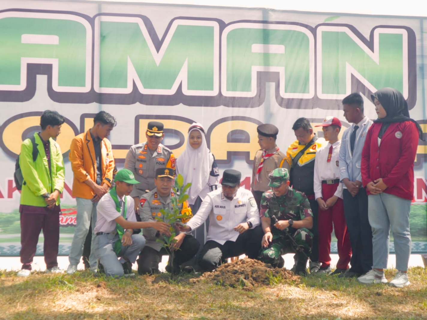 Jelang Hari Pohon, Kapolda Riau Tanam Ribuan Pohon di Tepian Sungai Indragiri