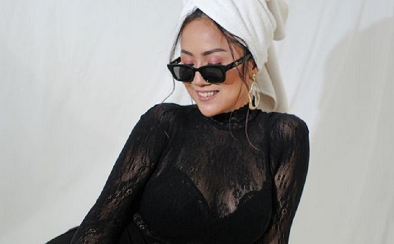 Empat Potret Tante Ernie Pakai Kacamata, Makin Seksi Menantang