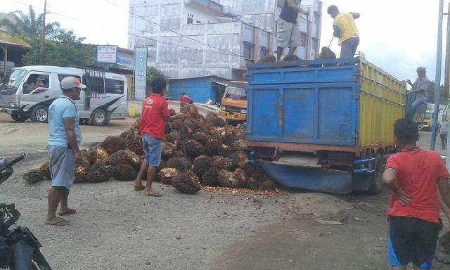 Truk Sawit Terbalik di Jalan Berlubang di Baganbatu