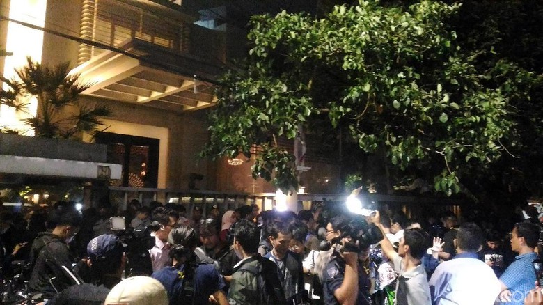 Dua Pria Bawa Koper Besar ke Kediaman Setya Novanto, Polisi Jaga Ketat