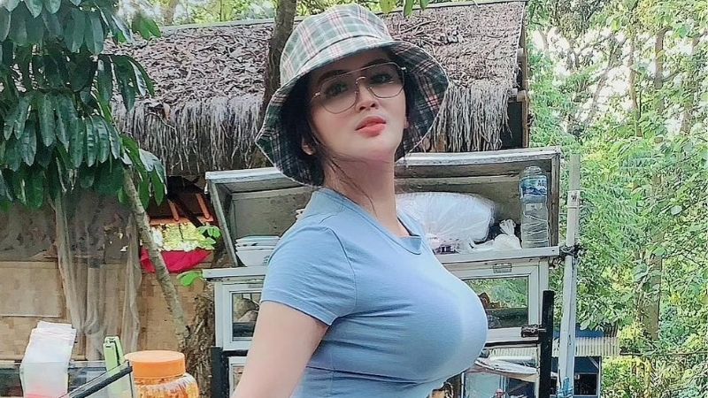 Gaya Diana Dee Starlight Nawarin Buah Bikin Netizen Salah Tingkah