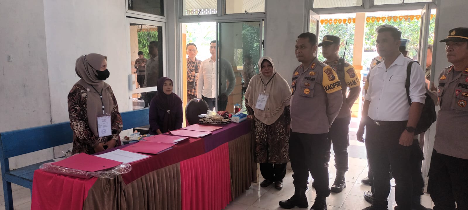 Kapolres Kuansing Ke PPK Kecamatan Inuman dalam Rangka Rapat Pleno Hitung Suara Pemilu 2024