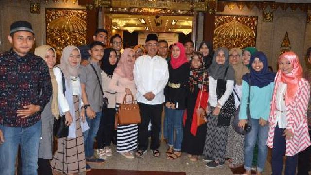 Gubri dan Istri Buka Puasa Bersama Masyarakat dan Mahasiswa Asal Riau Se Jabodetabek