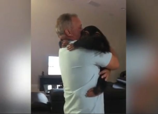 Momen Mengharukan Simpanse Bertemu Pria yang Pernah Merawatnya