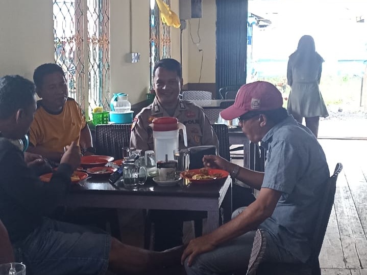 Kapolsek Pelangiran Kampanye Pemilu Damai, Kanit Binmas Rangkul Warga