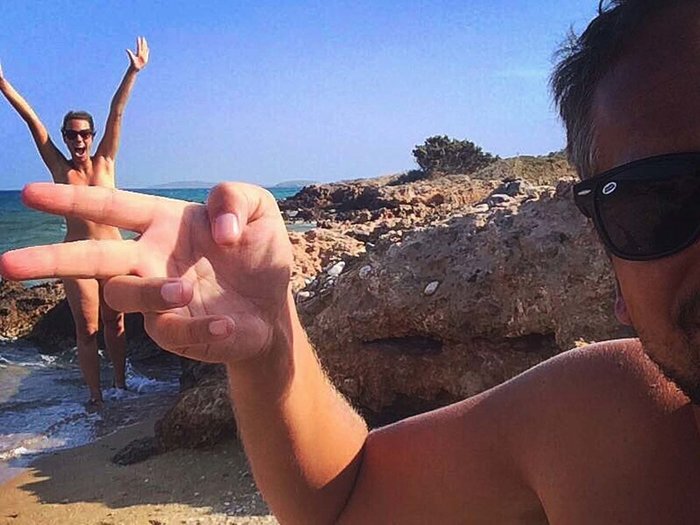 Aksi Nekat Duo Blogger yang Bugil saat Liburan Keliling Dunia Jadi Viral