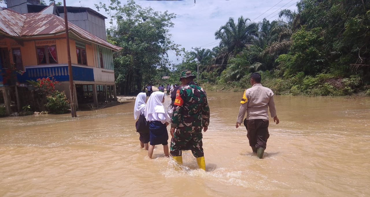 Banjir Tak Halangi Bhayangkara Pelalawan Jaga Pilkada Damai