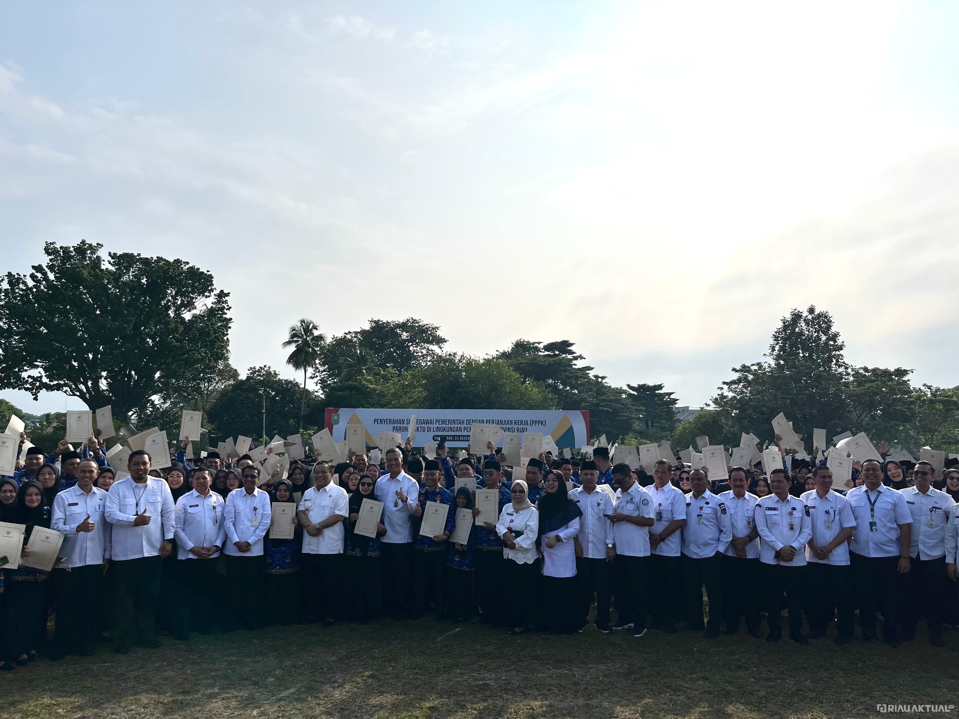 Plt Gubri Lantik 2.505 PPPK Paruh Waktu Pemprov Riau