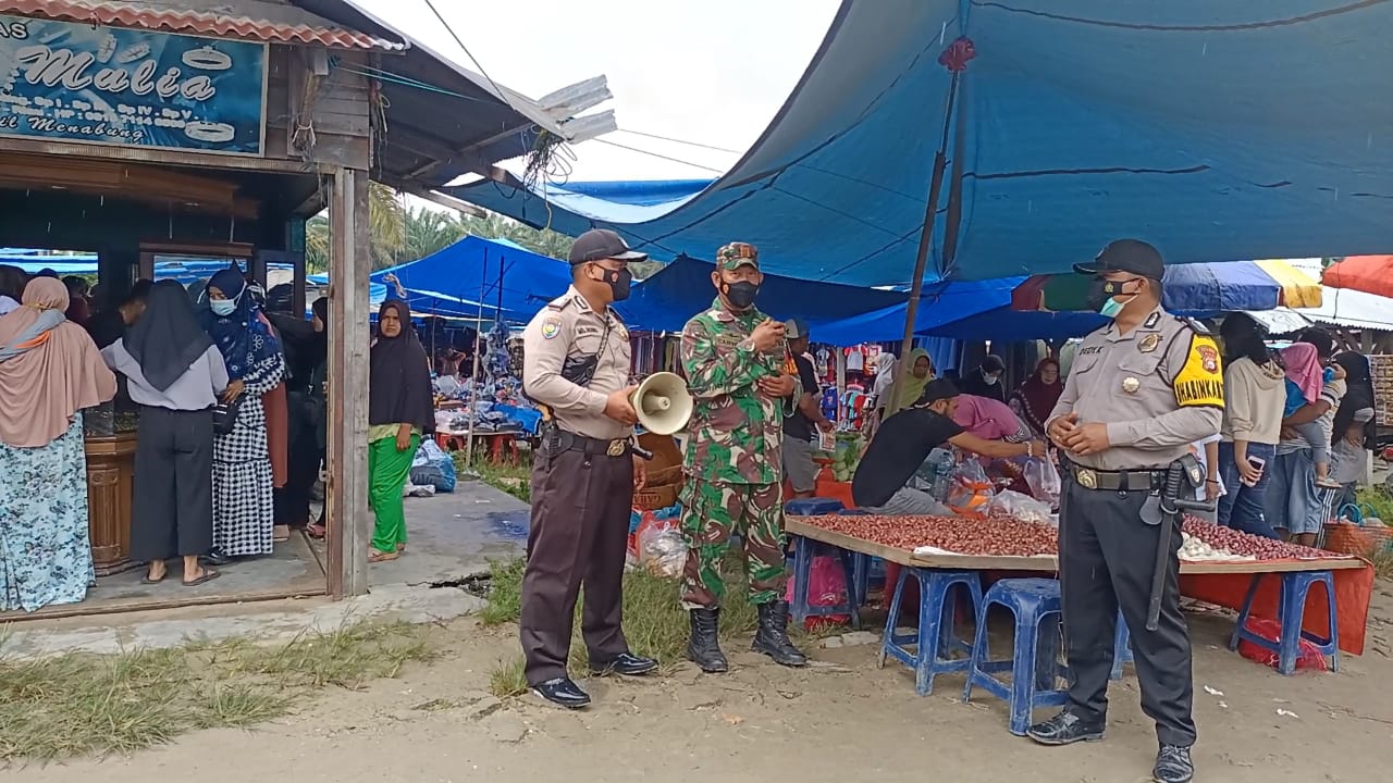 Cegah Gangguan Kamtibmas, Polsek Kerumutan Giat Patroli di Pasar Tradisional