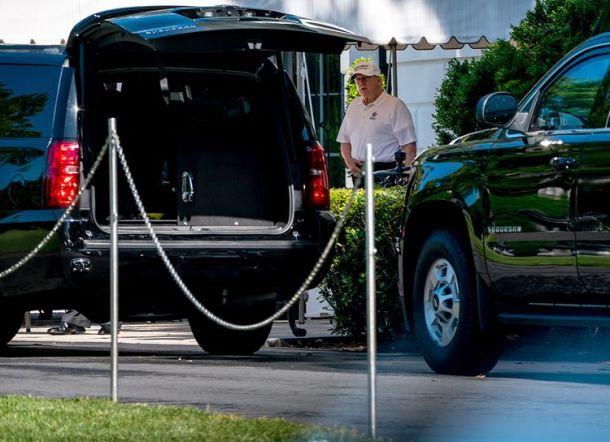 Main Golf, Donald Trump Kenakan Topi Bertuliskan 