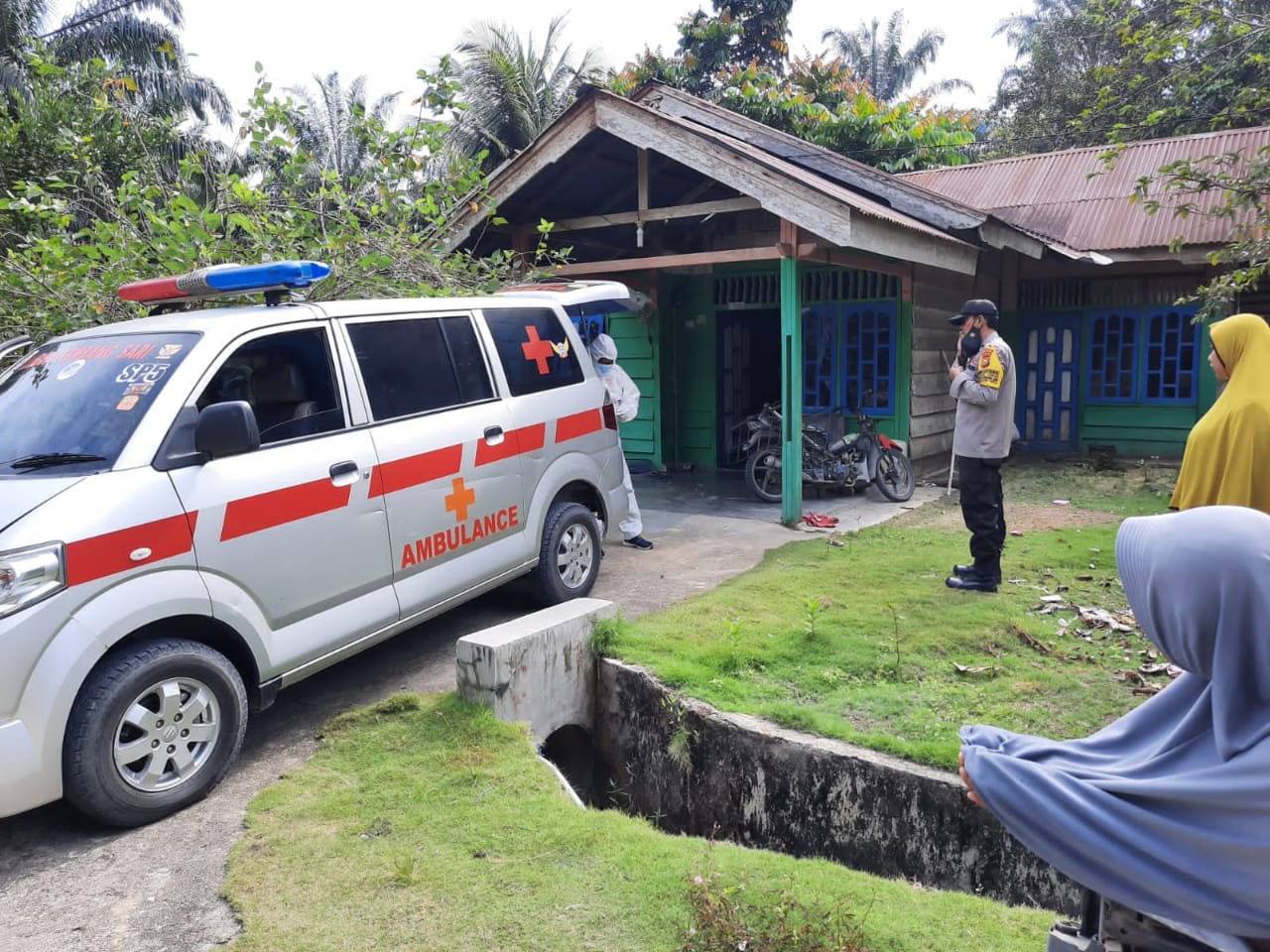 Polsek Ukui dan Nakes Evakuasi Warga Isoman ke RS Medika Pangkalan Kerinci