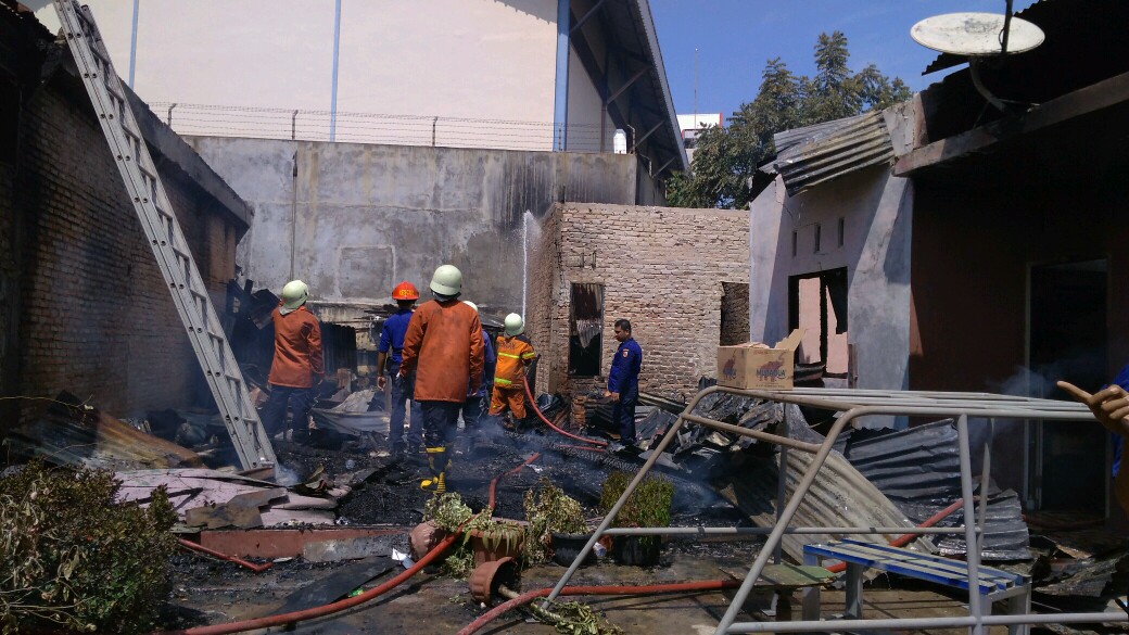 Upik Nyaris Pingsan Menyaksikan Empat Unit Rumah Miliknya Terbakar