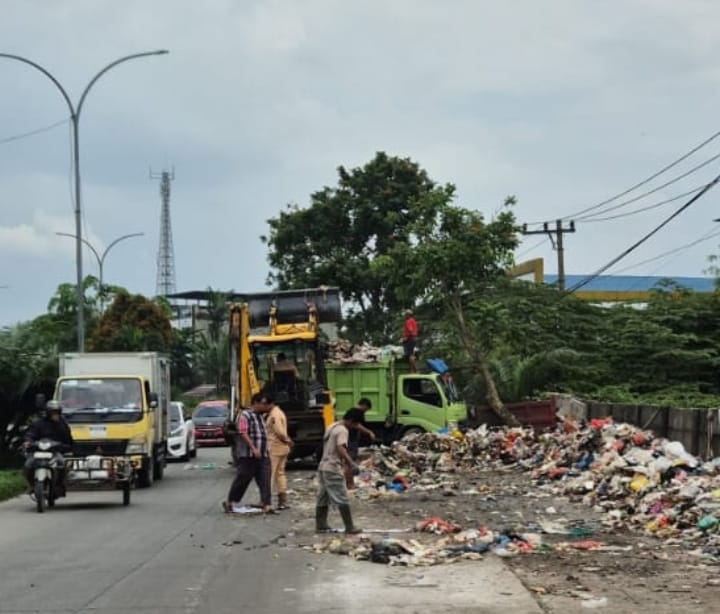 Sampah Kembali Menumpuk di TPS, DLHK Pekanbaru Peringatkan Operator Angkutan