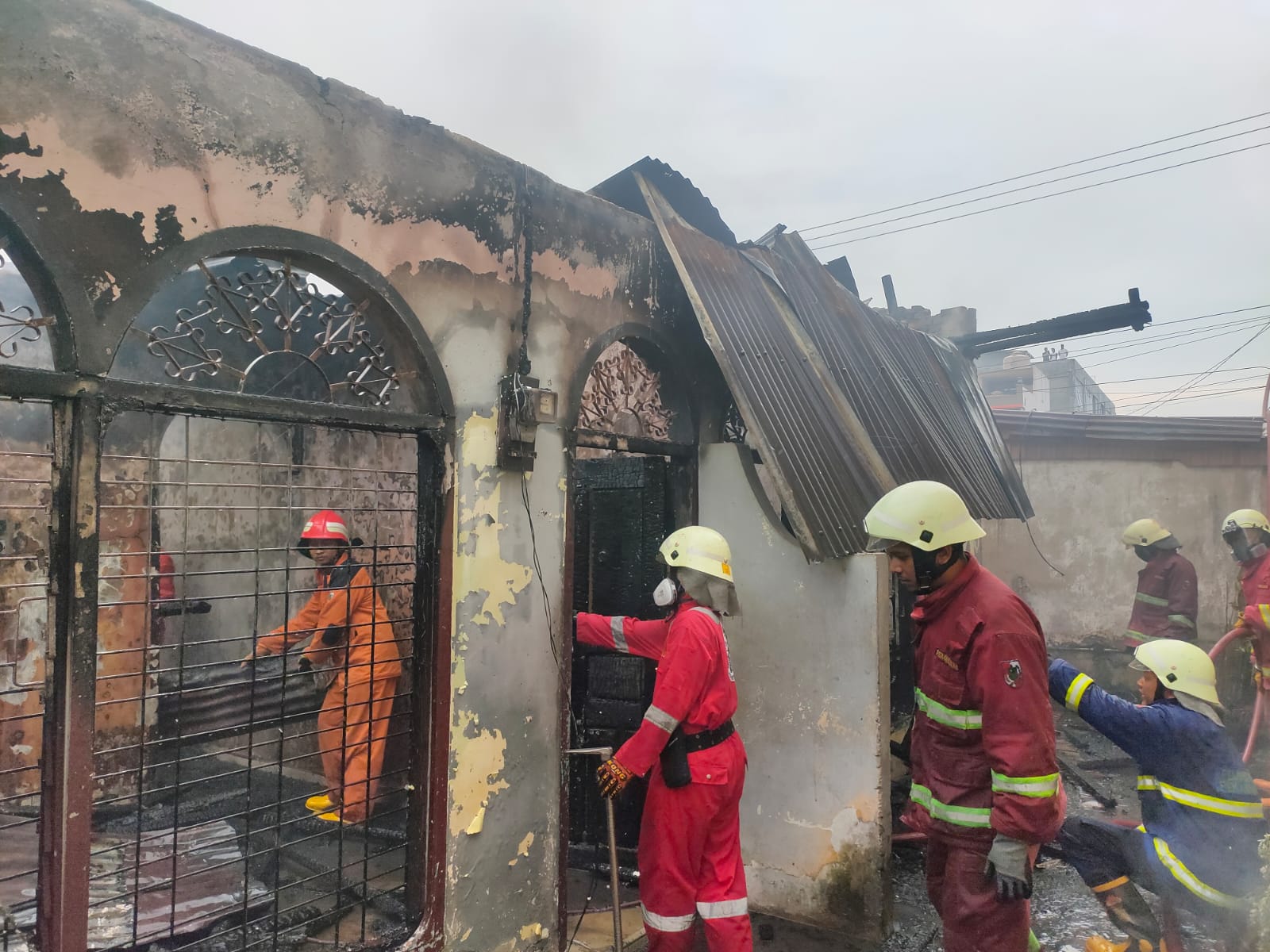 Diduga Akibat Korsleting Listrik, 2 Rumah Petak di Pekanbaru Hangus Ludes Terbakar