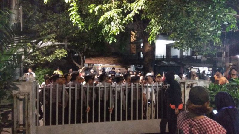 Malam ini, Kantor LBH Jakarta Dikepung Massa, Aktivis Tak Bisa Keluar