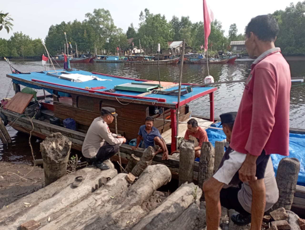Polsek Bantan Dengarkan Curhat Nelayan di Sungai Liong