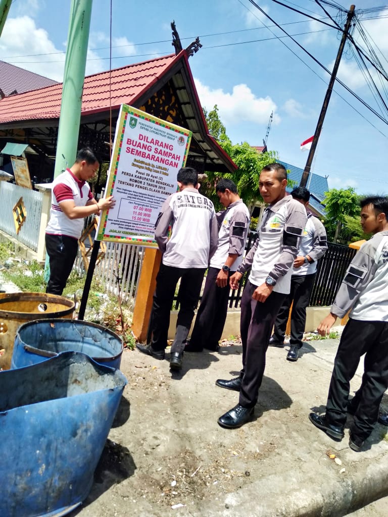 DLH Bengkalis Pasang Plang Larangan Buang Sampah Sembarangan, Denda Rp 2,5 Juta