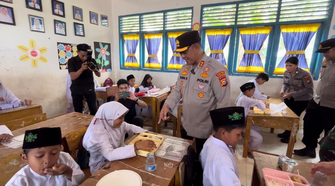 Polres Rohul, TNI, dan Pemda Salurkan Makan Bergizi Gratis untuk Ratusan Siswa SD